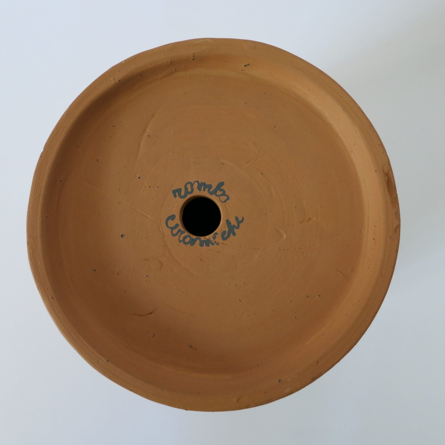 terracotta cylindrical pot medium size bottom view